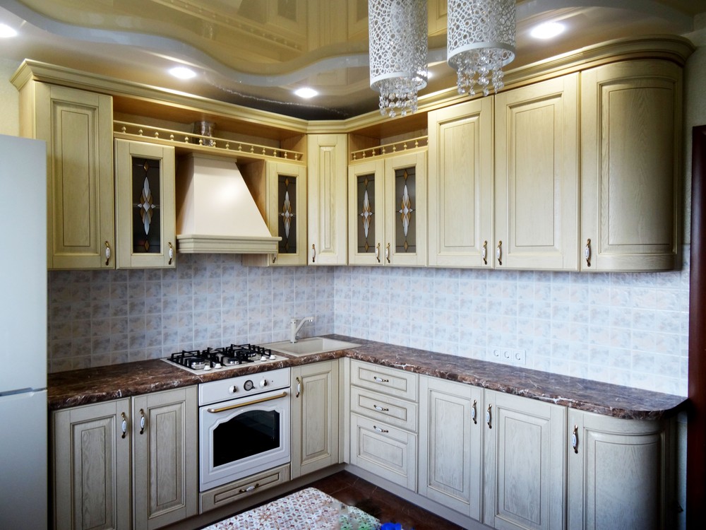 Белая угловая кухня с каменной столешницей 